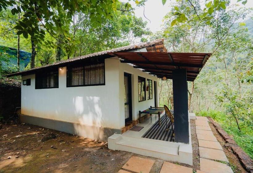 带花园景观和一个卧室的别墅, Holistic Stay Eco Resort & Ayurvedic Retreat