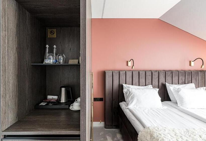 اتاق سوپریور, Oginski