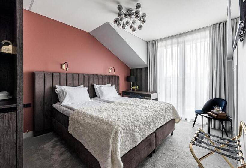 اتاق سوپریور, Oginski