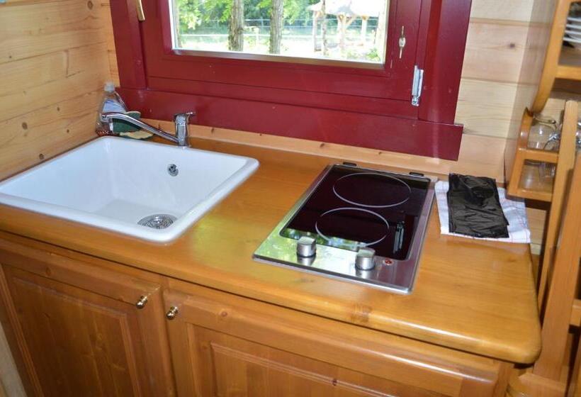 بنجلو عائلى, La Fontaine De La Chapinière Cw