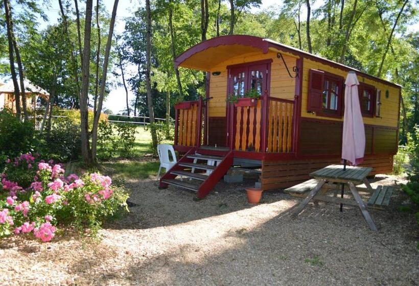 بنجلو عائلى, La Fontaine De La Chapinière Cw