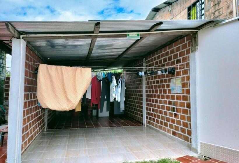 בקתת חדר, Yamboró