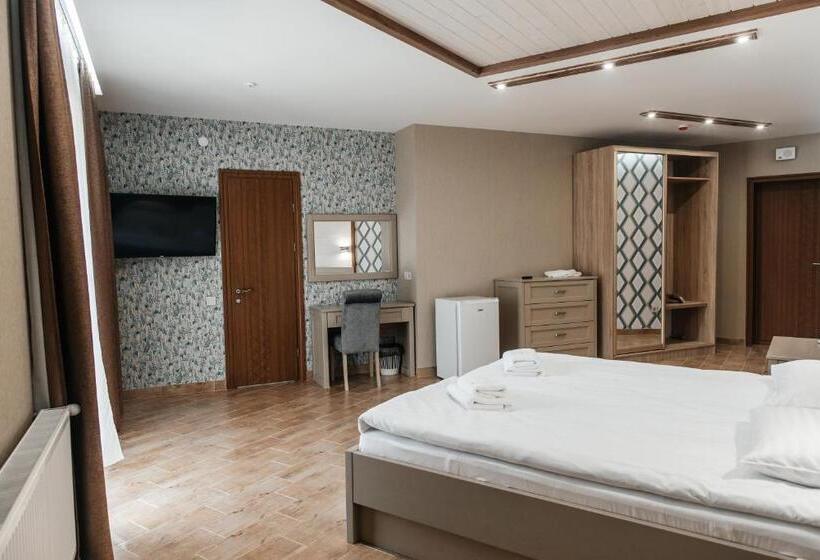 سوییت جونیور, любокрай готельно відпочинковий комплекс