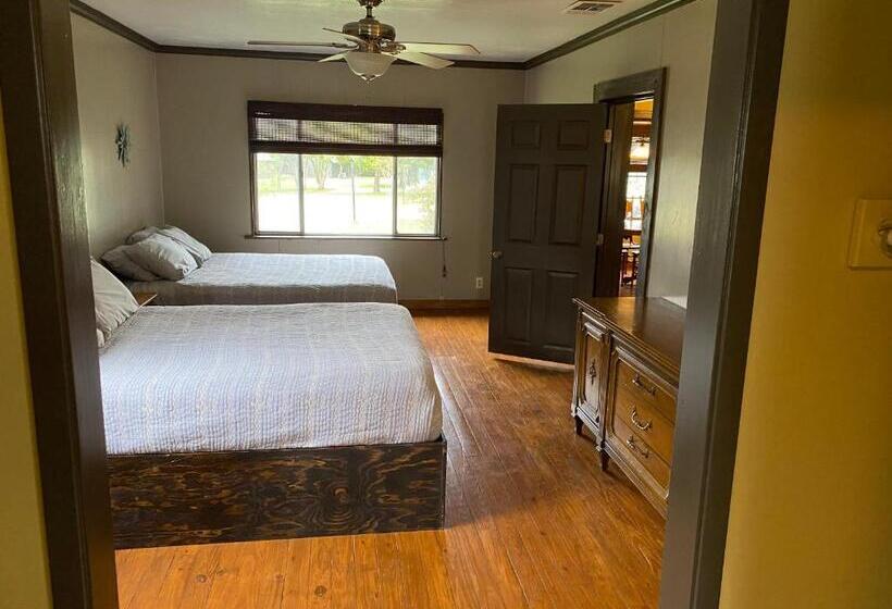 Номер Стандарт Четырехместный Совместный Санузел, The Springs Retreat