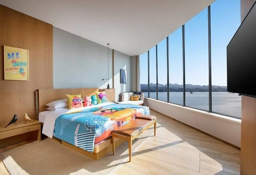 Suite with lake view, Voco Thousand Island Lake By Ihg