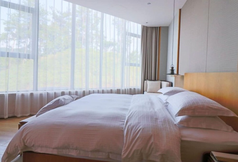 Suite with lake view, Voco Thousand Island Lake, An Ihg