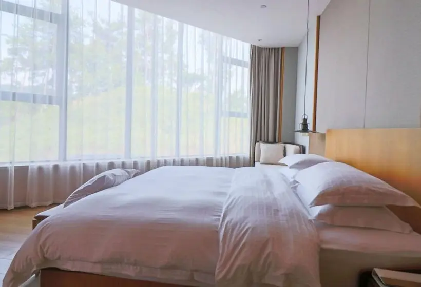 Suite with lake view, Voco Thousand Island Lake By Ihg