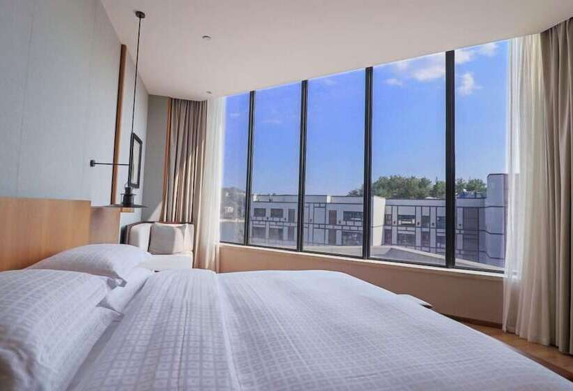 Suite with lake view, Voco Thousand Island Lake, An Ihg