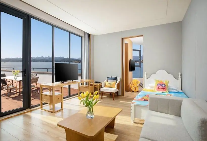 Suite with lake view, Voco Thousand Island Lake By Ihg