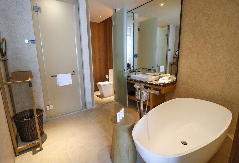 Suite with lake view, Voco Thousand Island Lake, An Ihg