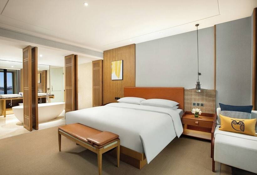 Suite with lake view, Voco Thousand Island Lake, An Ihg