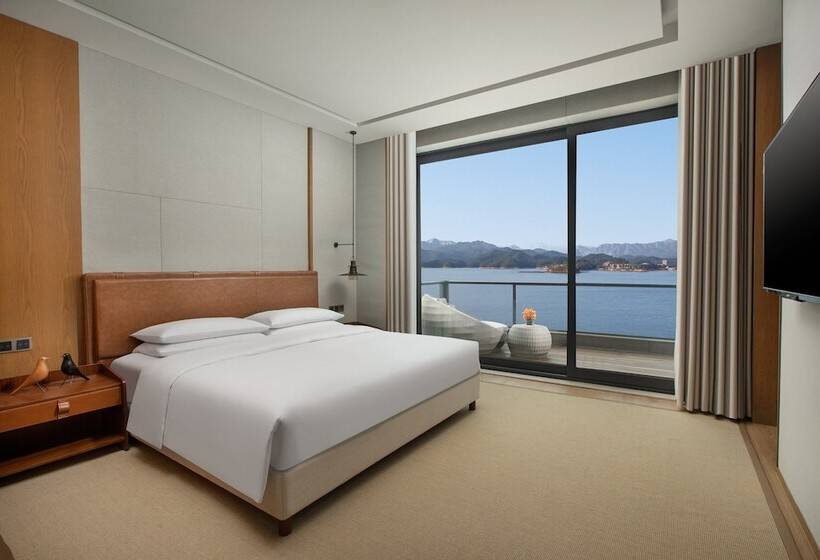 Suite with lake view, Voco Thousand Island Lake, An Ihg