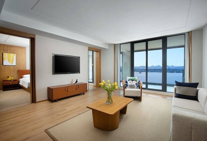 Suite with lake view, Voco Thousand Island Lake, An Ihg
