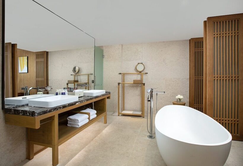 Suite with lake view, Voco Thousand Island Lake, An Ihg