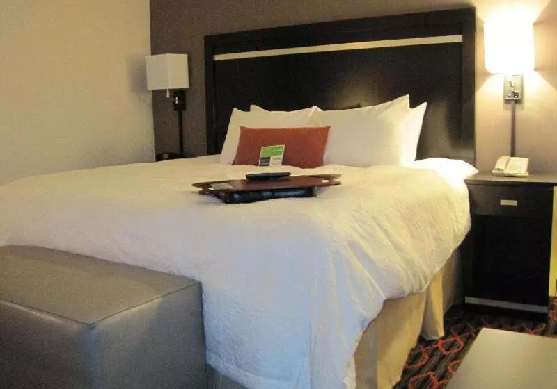 キングサイズベッドのスタンダードルーム, Hampton Inn By Hilton Fort Saskatchewan
