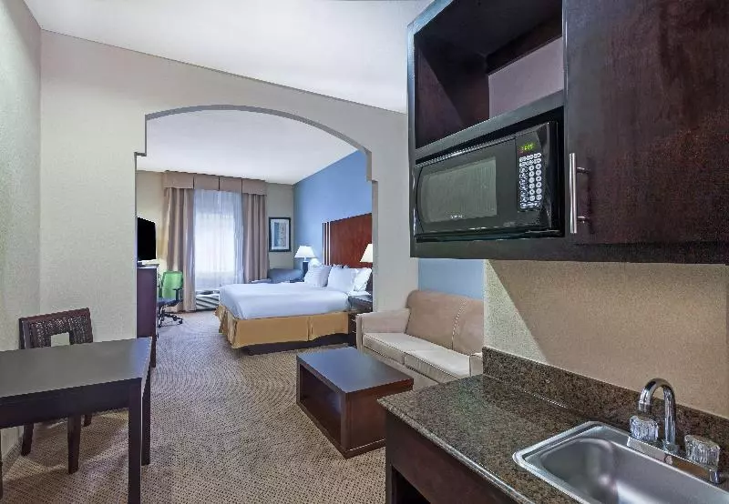 キングサイズベッドのスイートルーム, Holiday Inn Express Hotel & Suites Beaumont Northwest, An Ihg