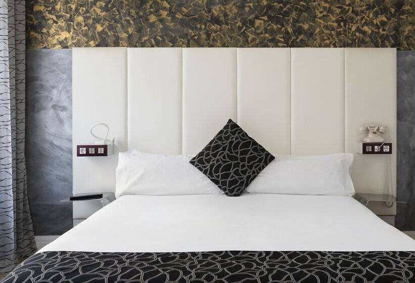 اتاق استاندارد سه نفره, Petit Palace Savoy Alfonso XII