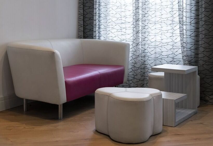 سوییت جونیور, Petit Palace Savoy Alfonso XII