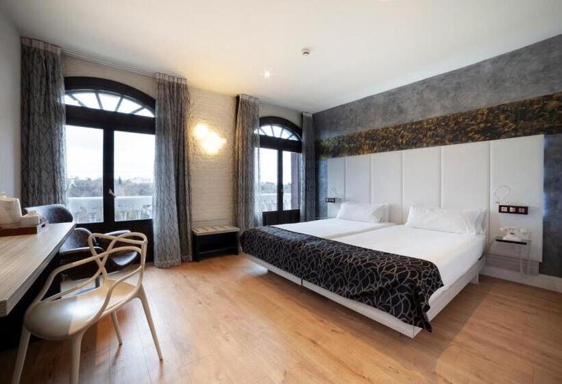 可看到停车场的标准间, Petit Palace Savoy Alfonso XII