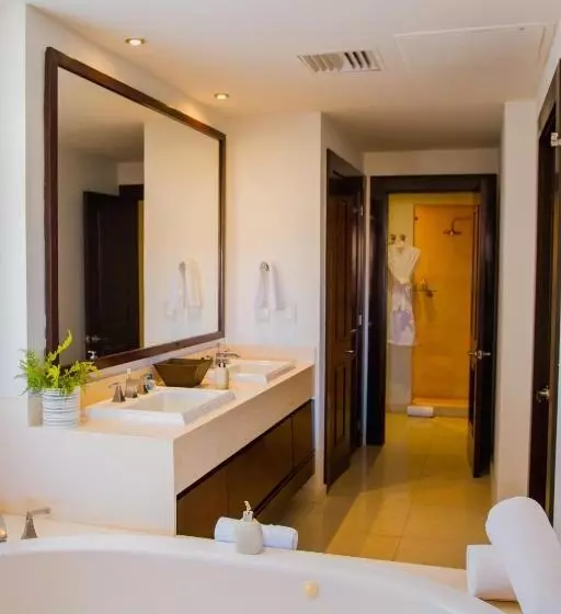 ゴルフビュースタンダードルーム, Puerta Cortes Residences