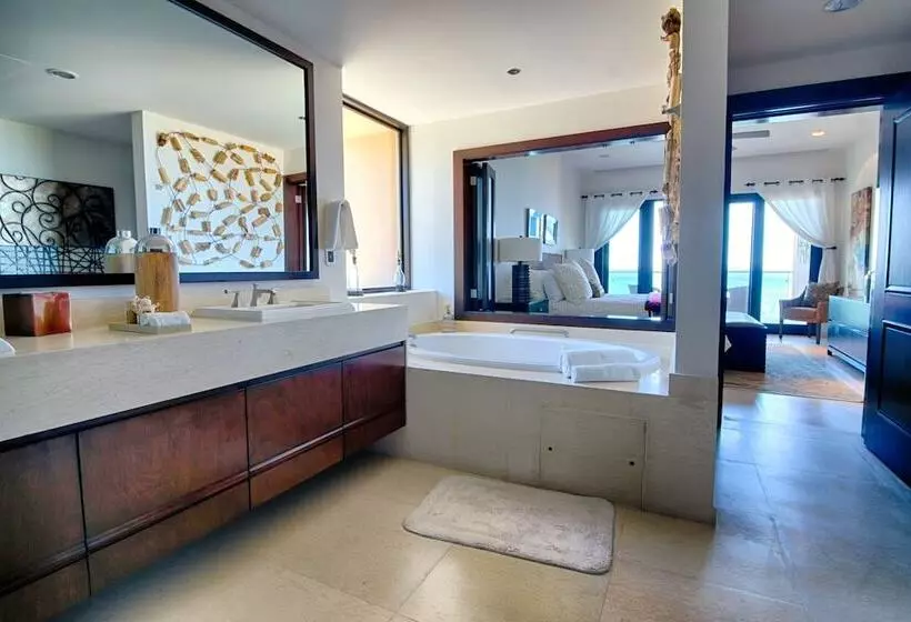 ゴルフ場の見えるスイートルーム, Puerta Cortes Residences