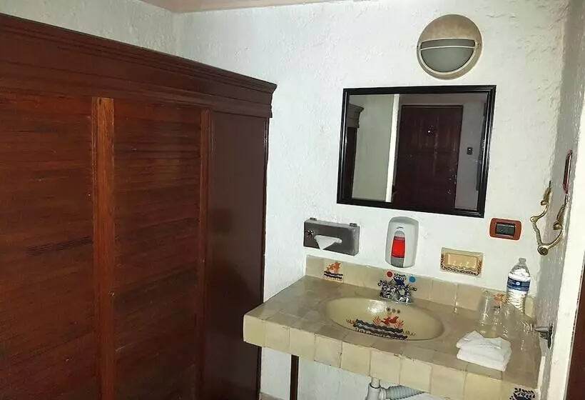 اتاق استاندارد سه نفره, State Inn