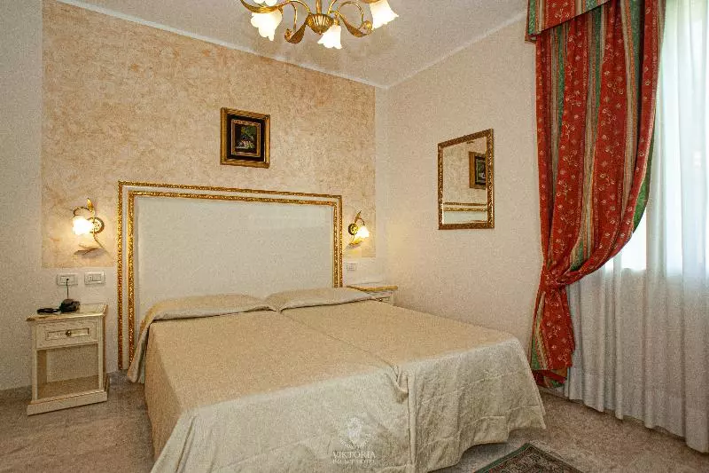 اتاق استاندارد با چشم‌انداز دریاچه, Viktoria Palace