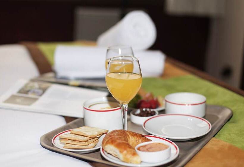 חדר בסיסי לשלושה, Sonetto