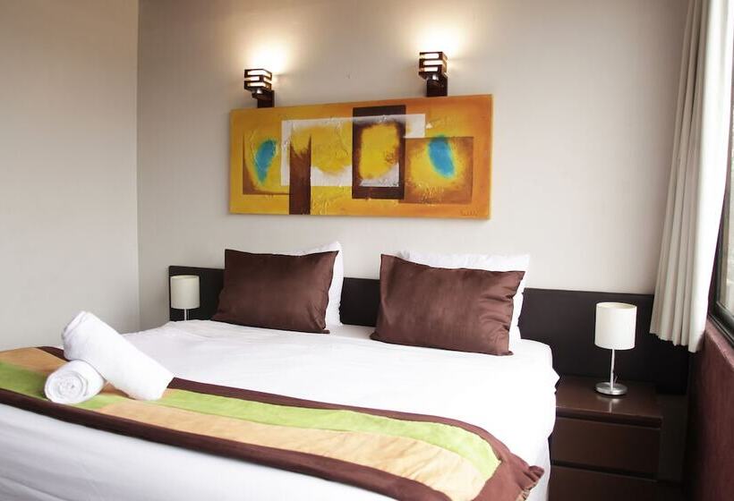 חדר בסיסי לשלושה, Sonetto