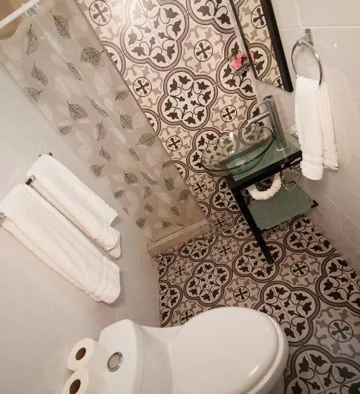 سوییت لوکس, Casa Ceci Inn