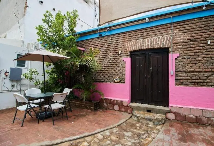 استودیوی لوکس, Casa Ceci Inn