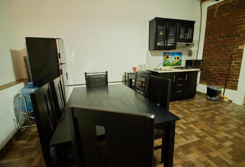 استودیوی لوکس, Casa Ceci Inn