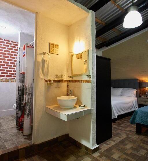 استودیوی لوکس, Casa Ceci Inn