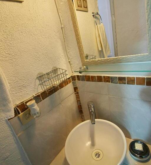 استودیوی لوکس, Casa Ceci Inn