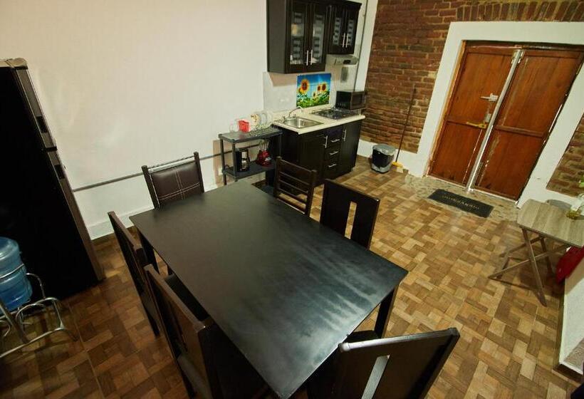 استودیوی لوکس, Casa Ceci Inn