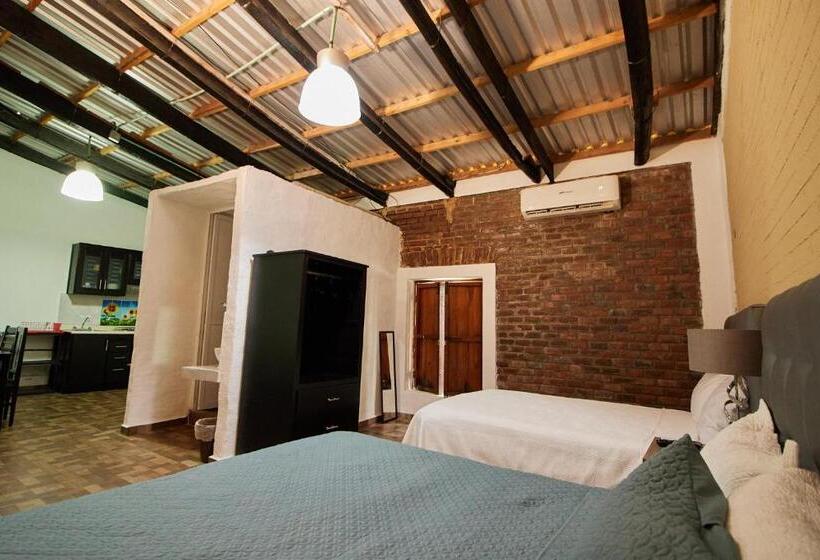 استودیوی لوکس, Casa Ceci Inn