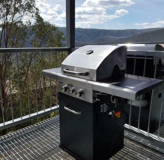 דירת חדר, Cedarwood Apartments