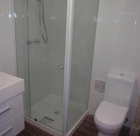 דירת חדר, Cedarwood Apartments