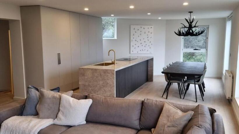 דירת פנטהאוז 1 חדרי שינה, Cedarwood Apartments