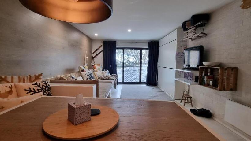 דירת חדר, Cedarwood Apartments