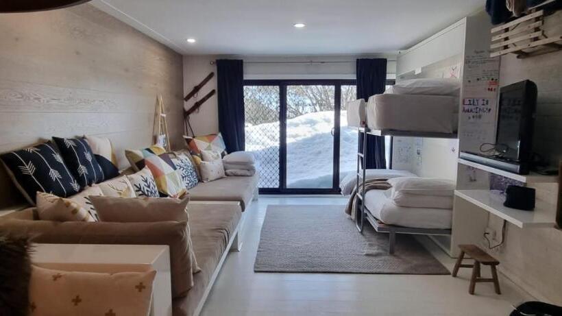 דירת חדר, Cedarwood Apartments