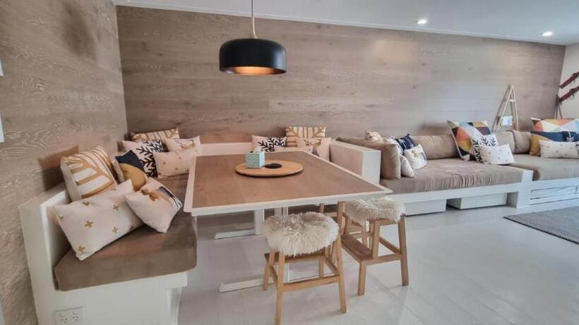 דירת חדר, Cedarwood Apartments