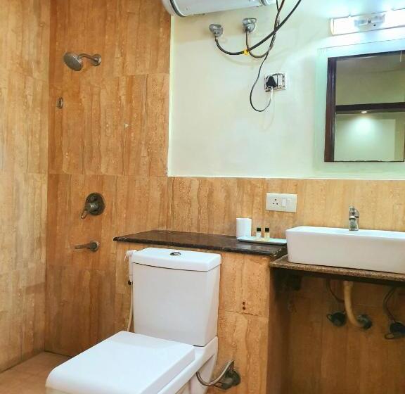 اتاق لوکس, Merriment Hotel Sec 31