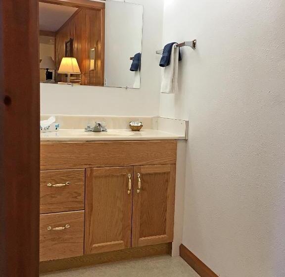 מיטת קינג בסוויטה, Park Motel And Cabins