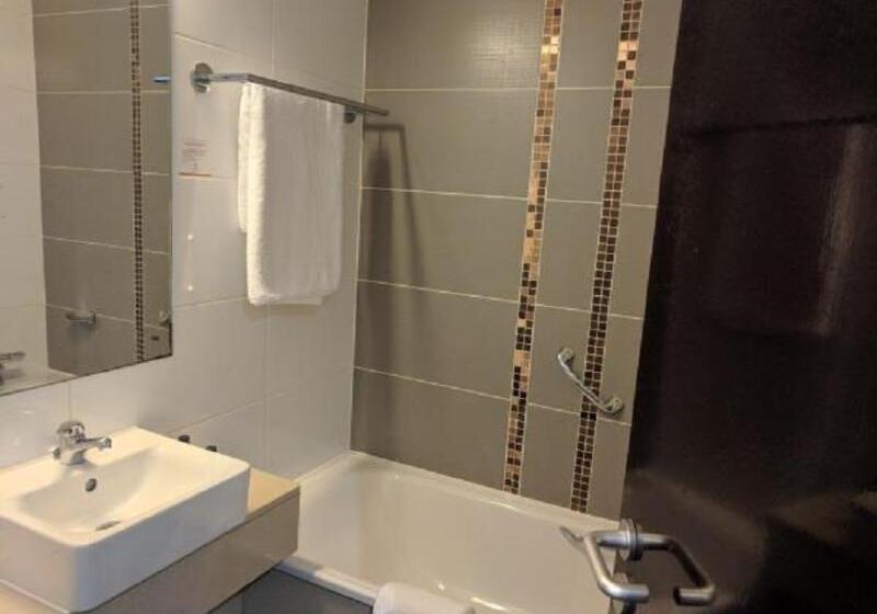 高级大房间, Clayton Hotel Cardiff