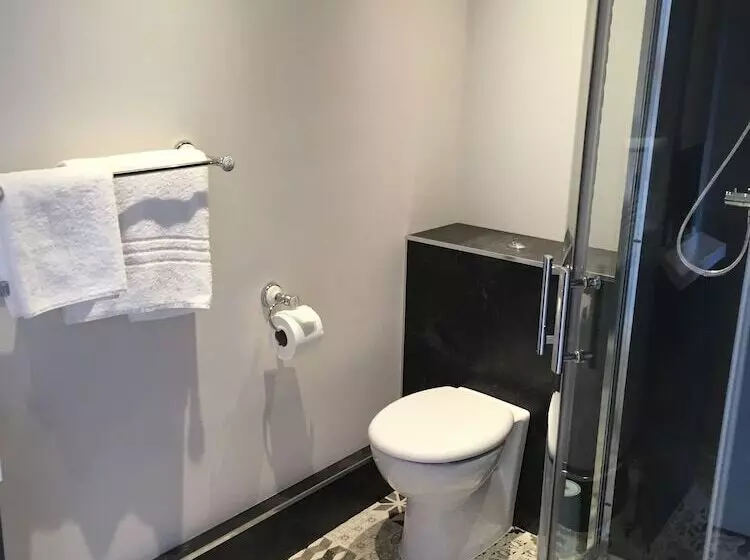 Standard Yhden Hengen Huone, Invernairne