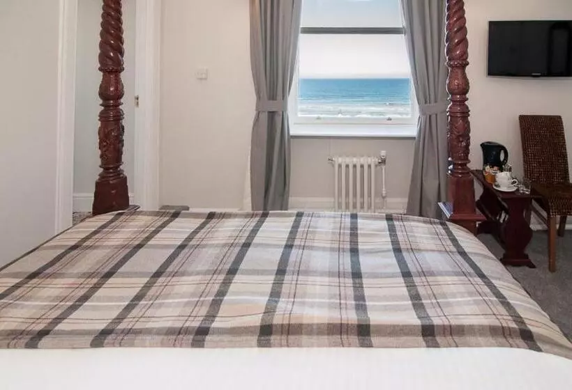 Perhehuone Merinäkymä, Invernairne