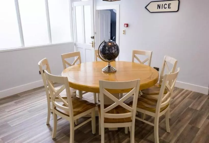 1 Bedroom Penthouse Apartment, Invernairne