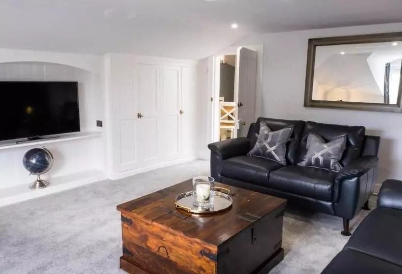 1 Bedroom Penthouse Apartment, Invernairne