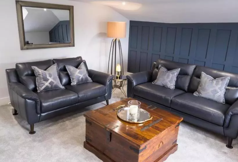 1 Bedroom Penthouse Apartment, Invernairne
